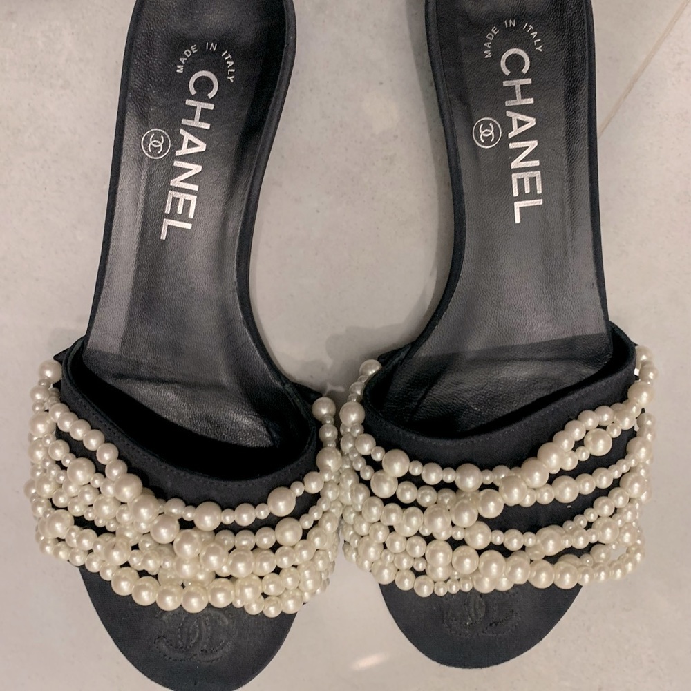 Chanel flat pearl sandals size 38